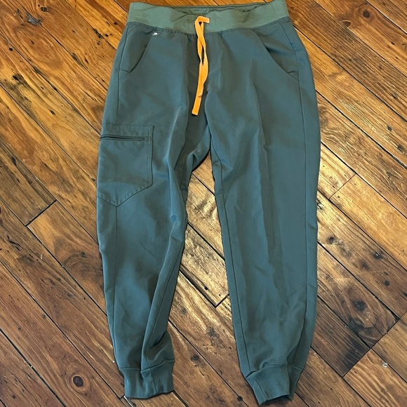 Figs Women's Jogger Scrubs in Moss - Picture 1 of 1